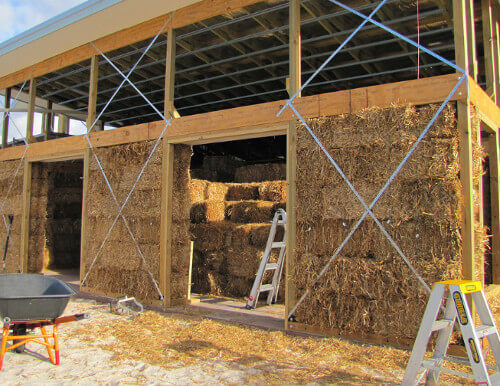 Construcción de almacén con balas de paja