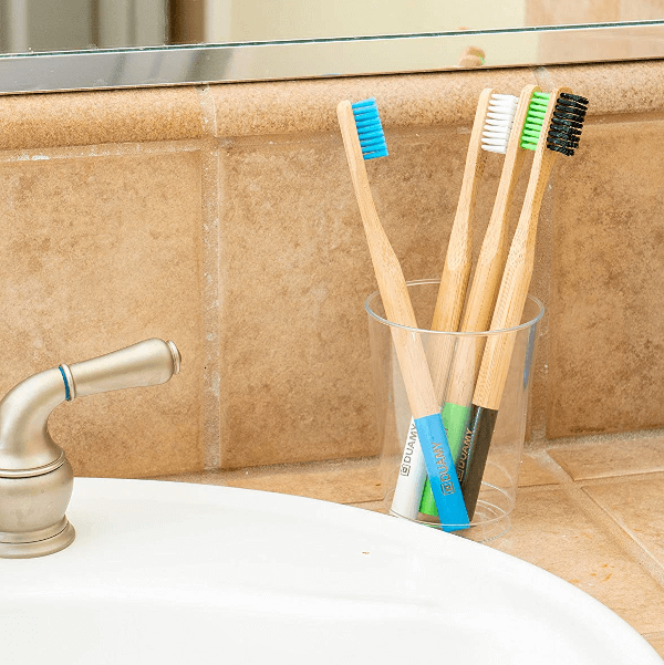 Vaso con cepillos de dientes ecológicos de bambú